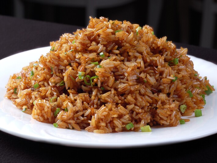 Жареный рис в соевом соусе