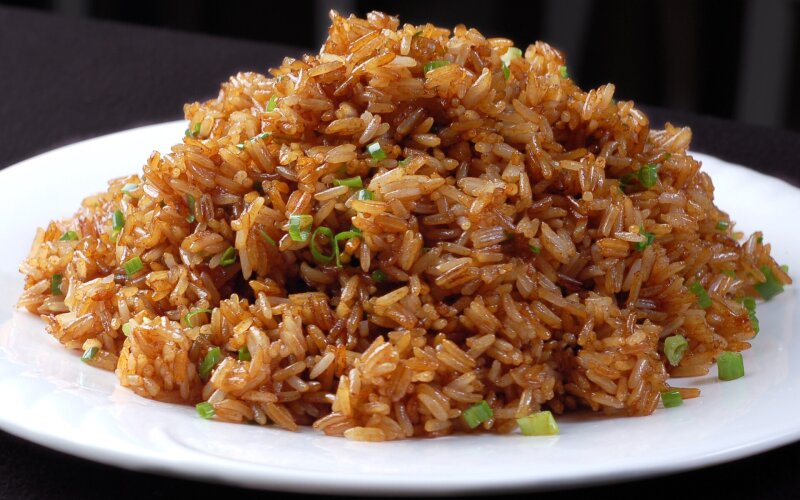 Жареный рис в соевом соусе