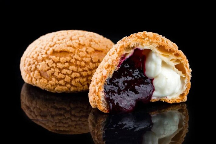 Десерт «Шу» с черной смородиной