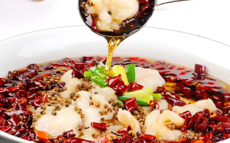 Отварные кусочки карпа с овощами в остром соусе