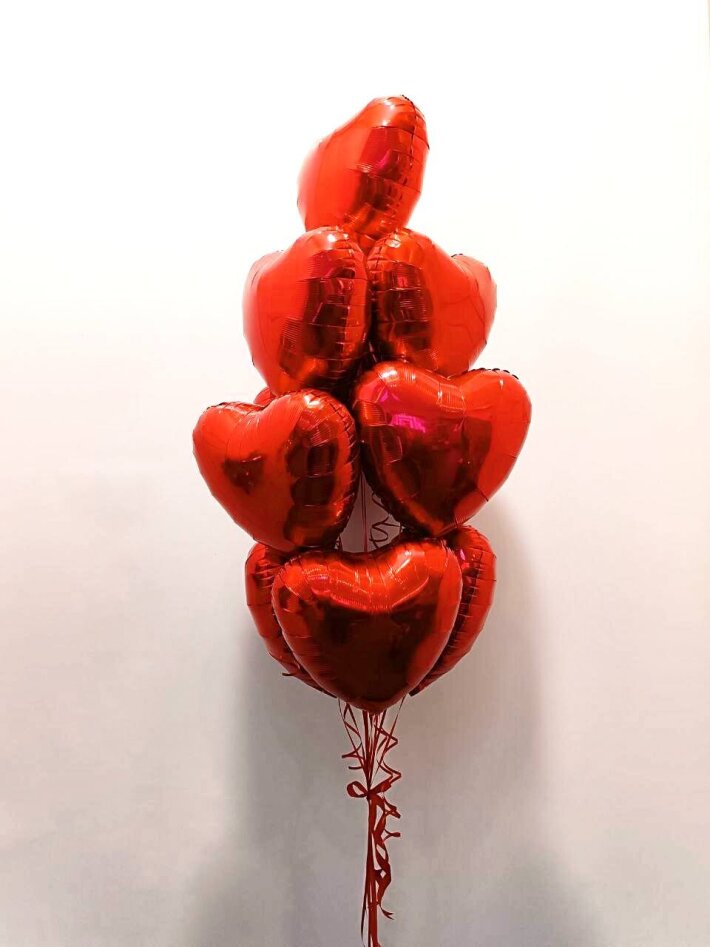 Фонтан из 10 фольгированных сердец