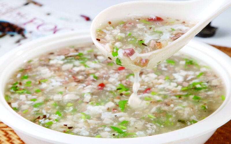 Суп с кусочками говядины и яичными хлопьями