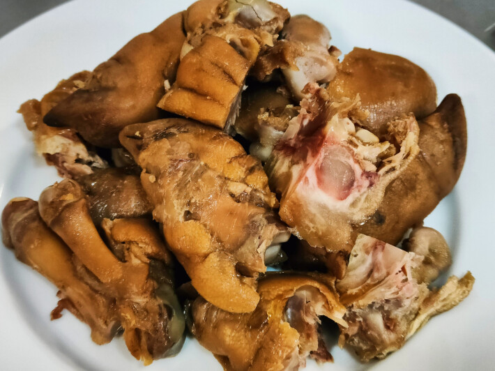 Свиные ноги в соевом соусе