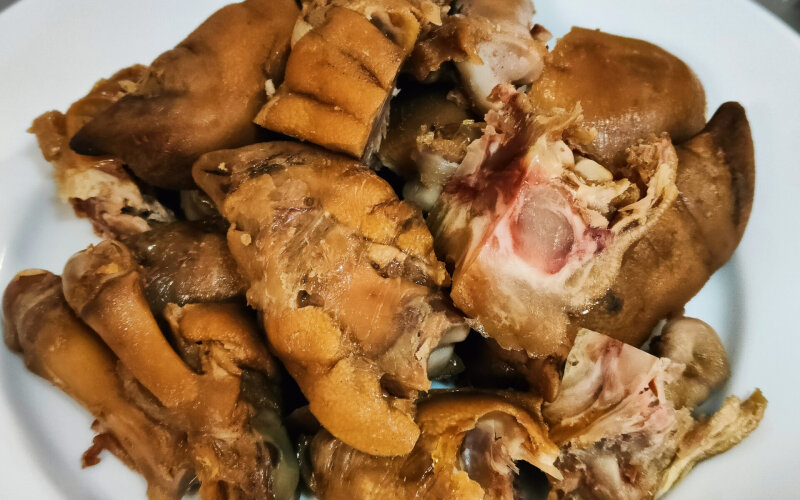 Свиные ноги в соевом соусе