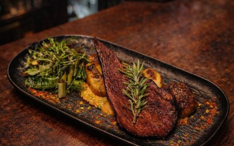 Копчёный говяжий язык с запечённым картофелем