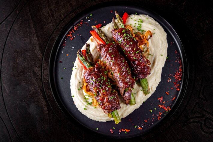 Рулеты из рибая с пюре из сельдерея