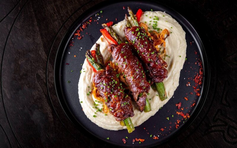 Рулеты из рибая с пюре из сельдерея