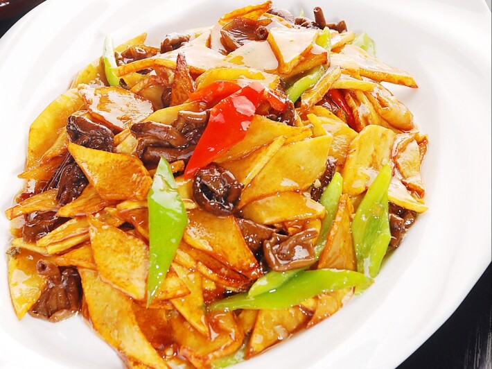 Жареные грибы с ломтиками картофеля