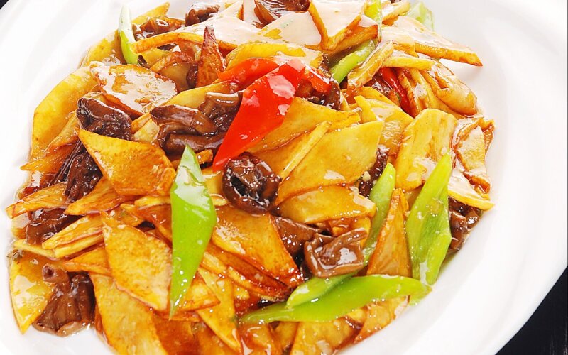 Жареные грибы с ломтиками картофеля