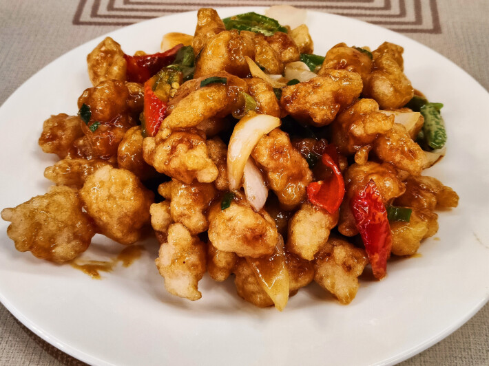 Жареные кусочки свинины в кисло-сладком соусе с зелёным перцем