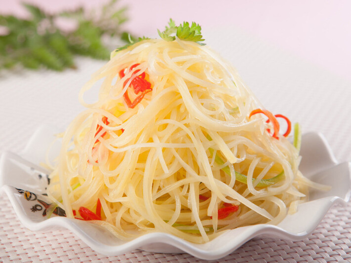 Холодный шинкованный картофель в остром соусе