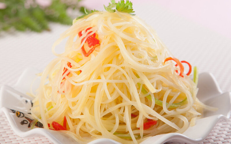 Холодный шинкованный картофель в остром соусе