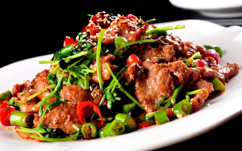 Острые жареные ломтики говядины