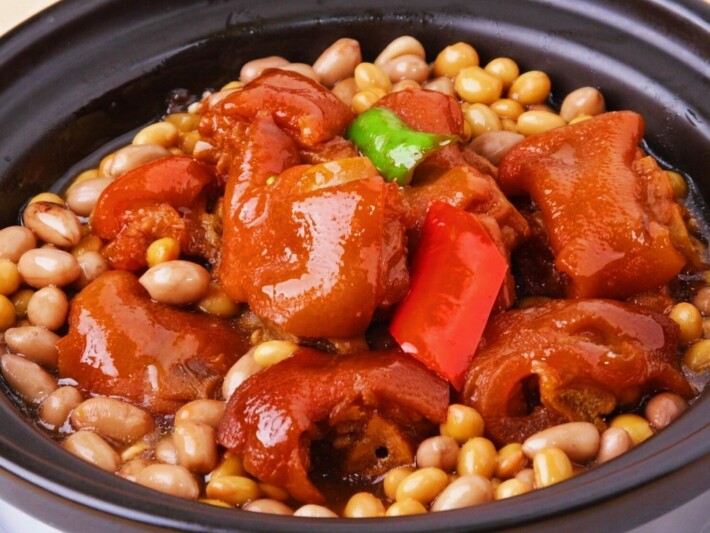 Тушёные свиные ножки с арахисом