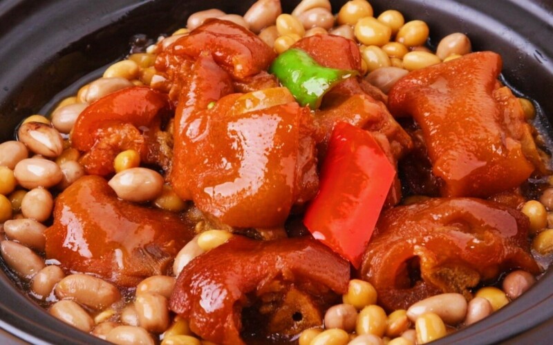 Тушёные свиные ножки с арахисом