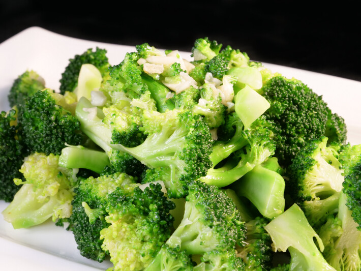 Жареные брокколи с чесноком