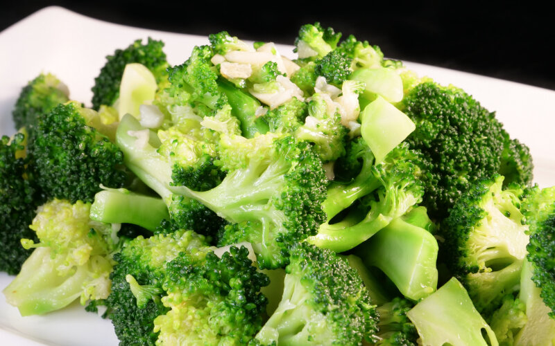 Жареные брокколи с чесноком