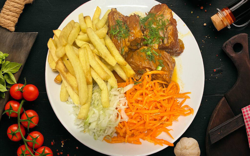 Рёбрышки с гарниром