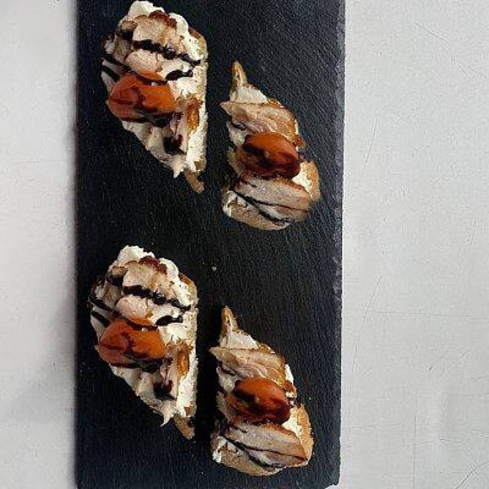 Брускетта с курицей