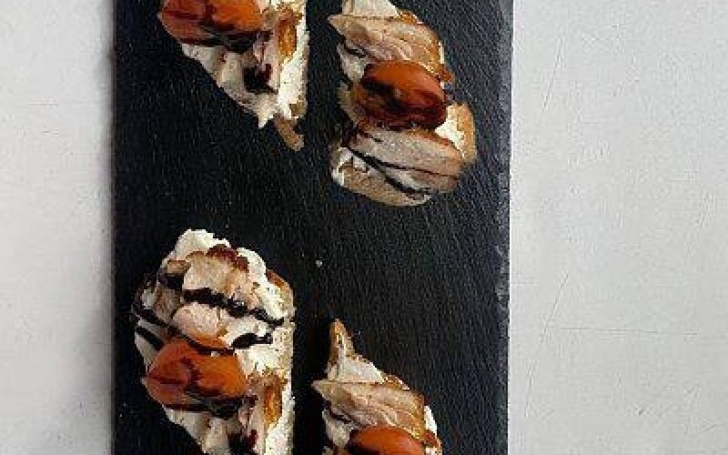 Брускетта с курицей