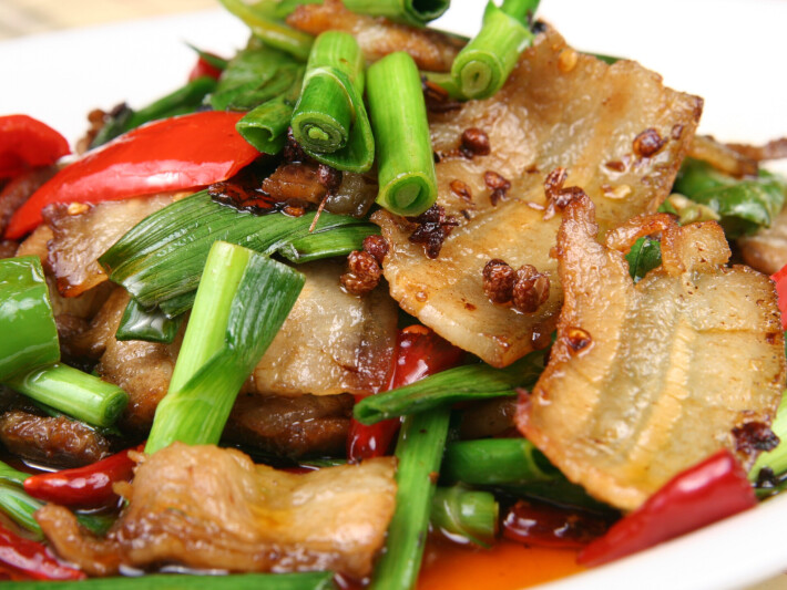 Жареная свиная грудинка с овощами