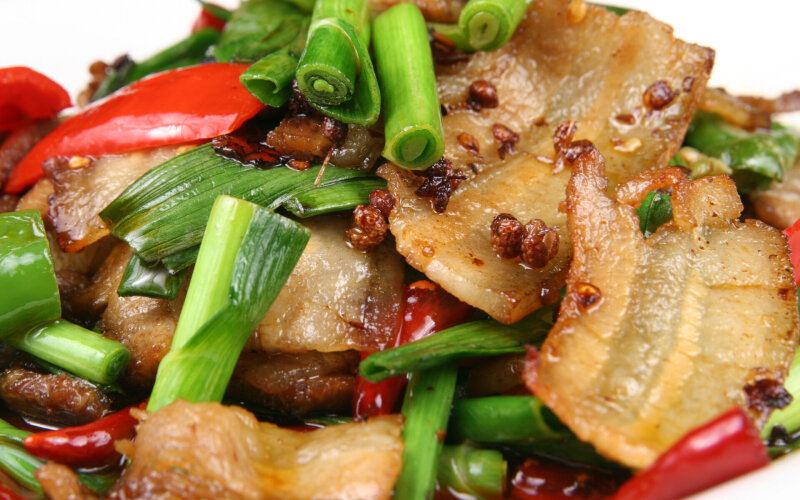 Жареная свиная грудинка с овощами