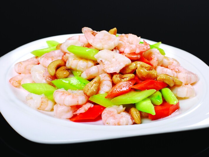 Жареные креветки с кешью и сельдереем