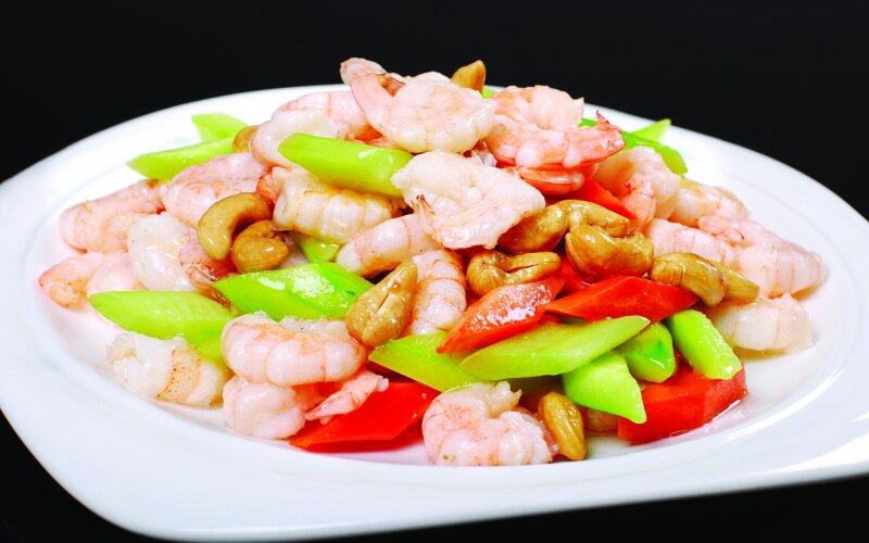 Жареные креветки с кешью и сельдереем