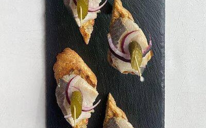 Брускетта с сельдью