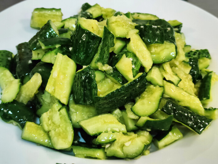 Салат из битых огурцов с чесноком