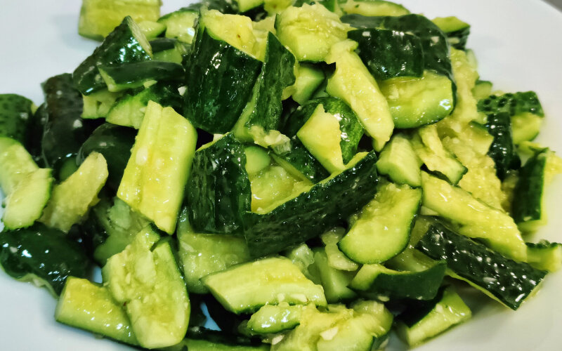 Салат из битых огурцов с чесноком