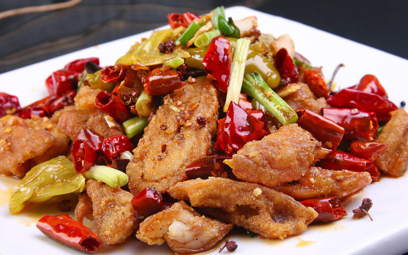 Острые жареные свиные кишки