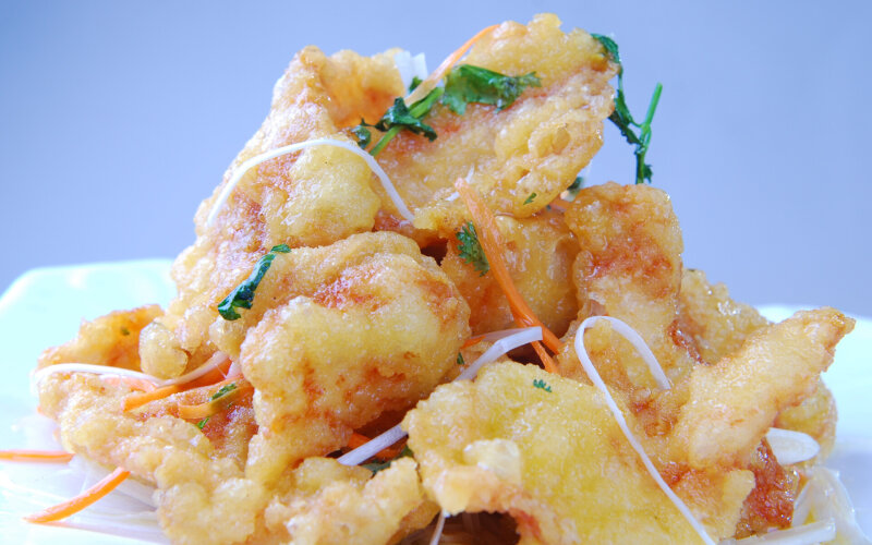 Жареные свиные отбивные в кисло-сладком соусе