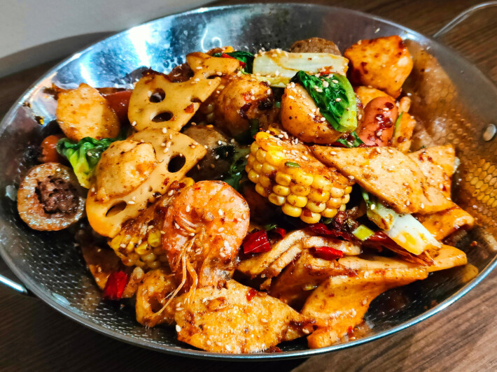 Обжаренные мясные фрикадельки с овощами в остром соусе