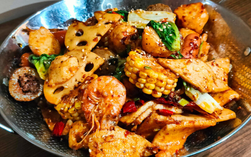 Обжаренные мясные фрикадельки с овощами в остром соусе