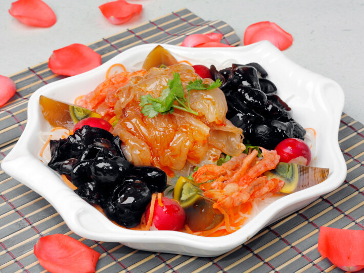 Овощной салат с креветками и арахисом в остром уксусе