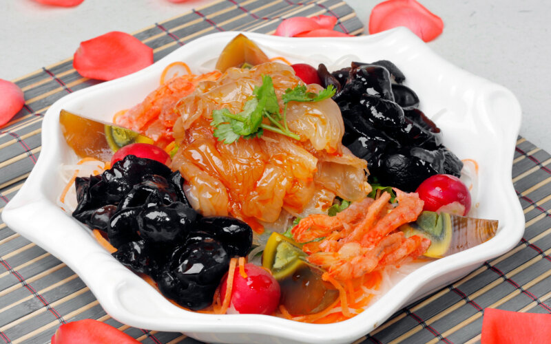 Овощной салат с креветками и арахисом в остром уксусе