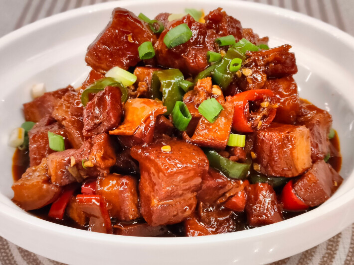 Тушёные свиные кусочки грудинки в соевом соусе