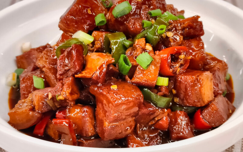 Тушёные свиные кусочки грудинки в соевом соусе