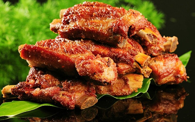 Жареные свиные ребрышки с пряной солью