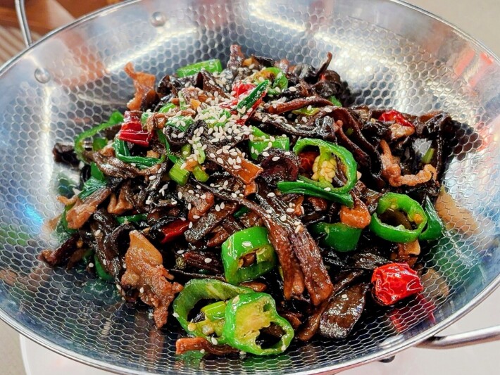 Жареная свиная грудинка с грибами и перцем чили