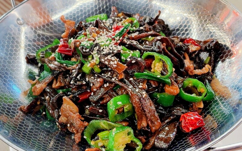 Жареная свиная грудинка с грибами и перцем чили