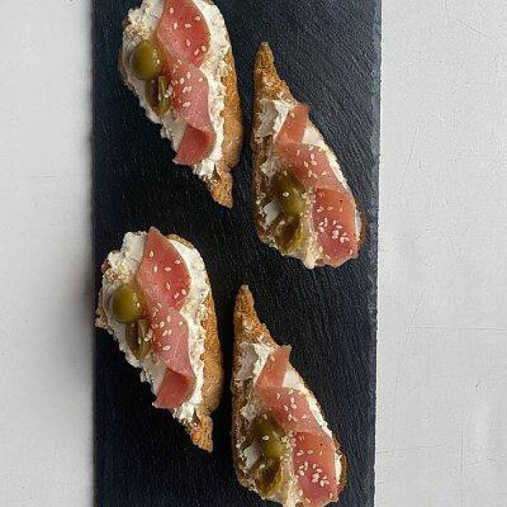 Брускетта с вяленым мясом