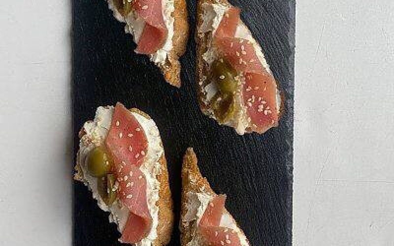 Брускетта с вяленым мясом