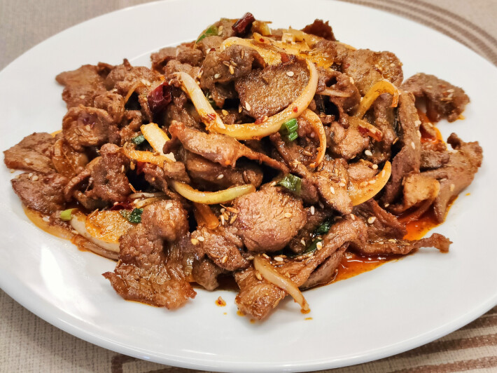 Жареные ломтики баранины с тмином