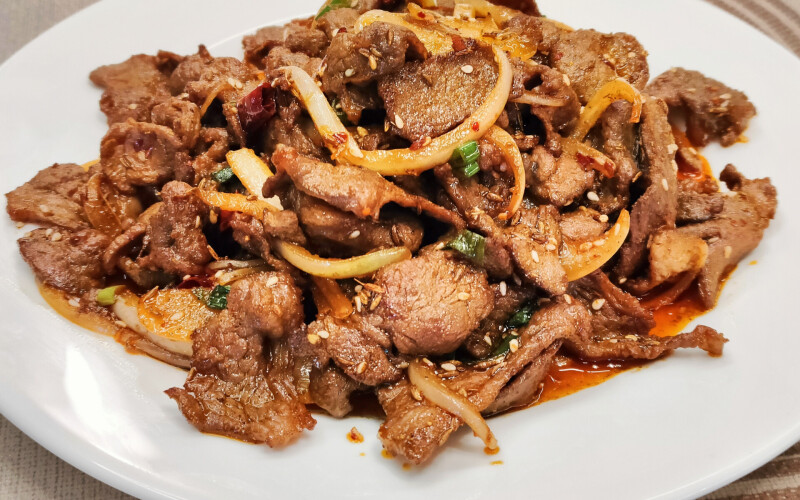 Жареные ломтики баранины с тмином