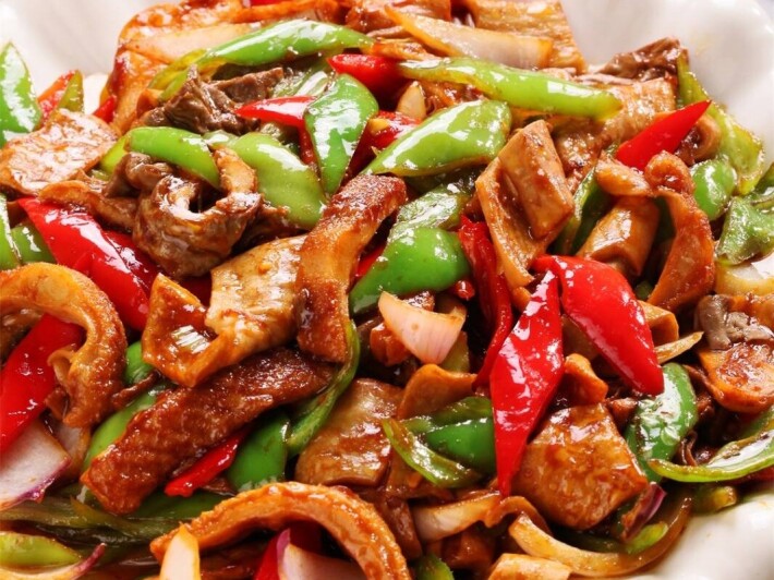 Жареный говяжий желудок с перцем чили