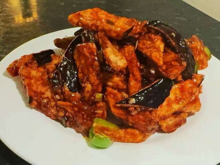 Жареные баклажаны в кисло-сладком соусе с перцем