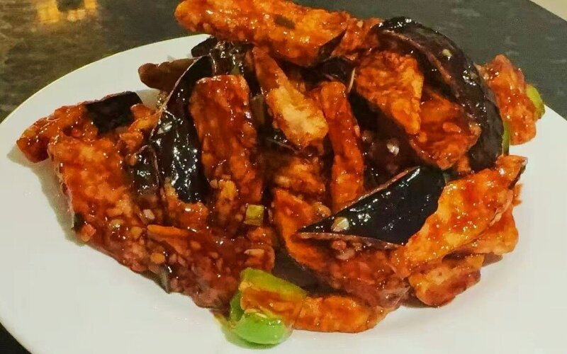 Жареные баклажаны в кисло-сладком соусе с перцем