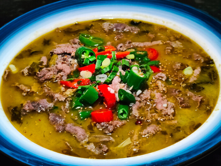 Тушёные ломтики говядины с квашеной капустой